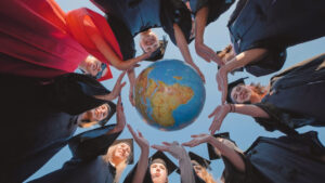 בוגרי אקדמיה מקיפים גלובוס