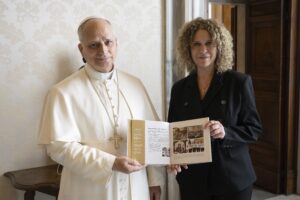 פרופ' מונא מארון והאפיפיור לאו ה-14 (צילום: Vatican Media)