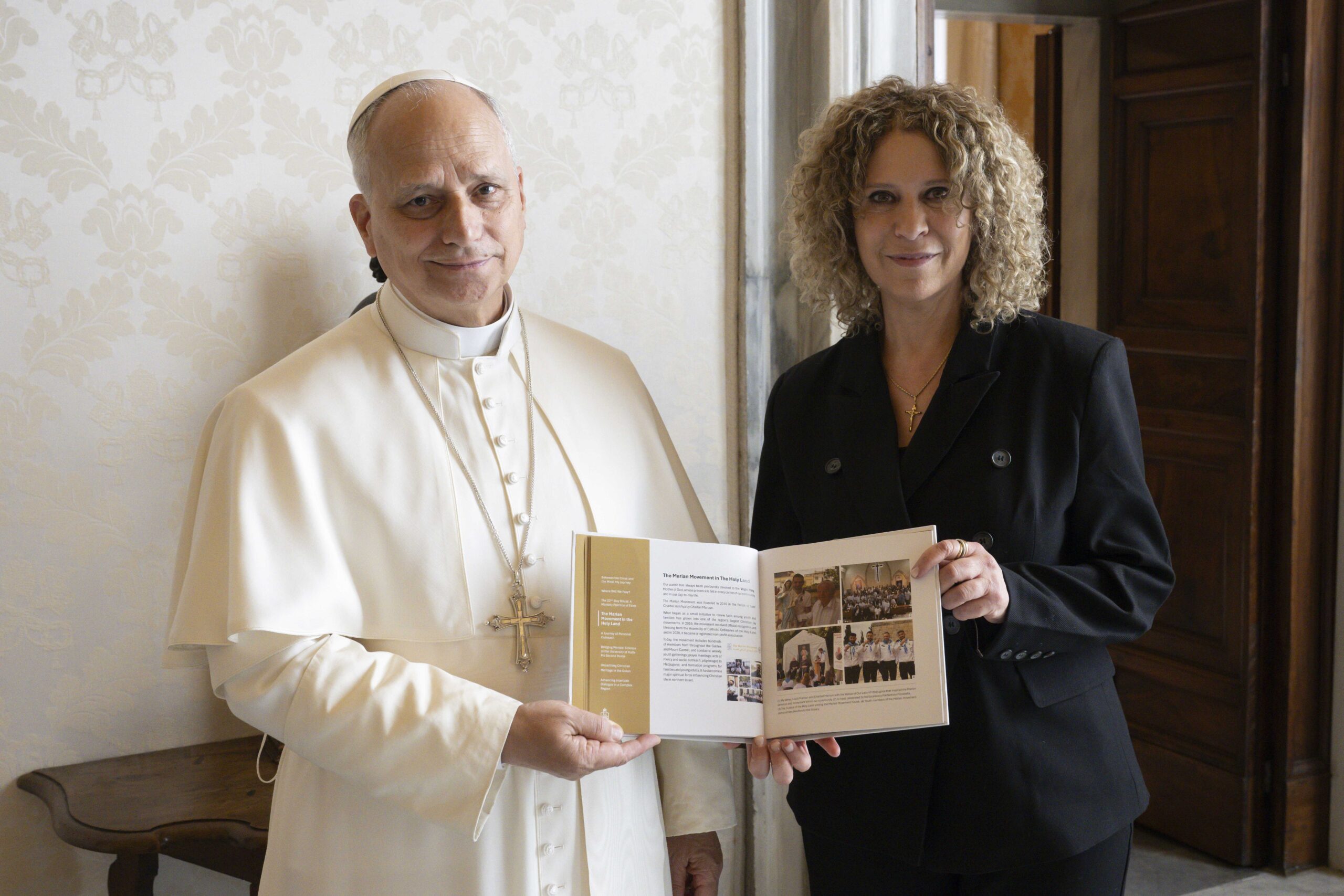 פרופ' מונא מארון והאפיפיור לאו ה-14 (צילום: Vatican Media)