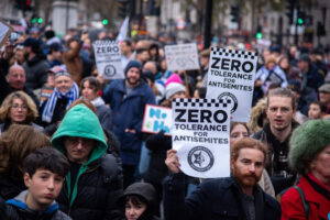 מפגינים משתתפים בצעדה נגד אנטישמיות. לונדון, נובמבר 2023