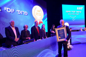 פרופ' יוסי בן ארצי זכה בעיטור "יקיר העיר חיפה" לשנת 2025 (צילום: ניר בלזיצקי, דוברות עיריית חיפה)