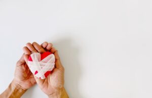 ידיים אוחזות לב