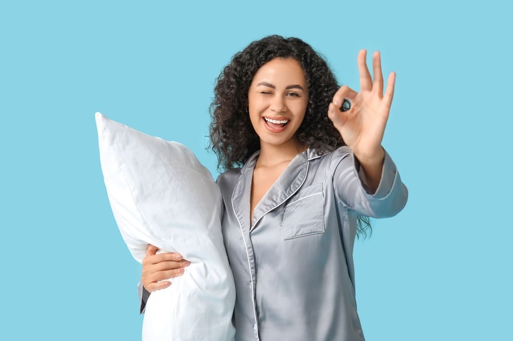 אישה מחזיקה כרית