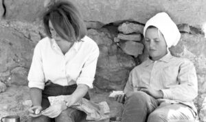 שתי נשות צוות החפירות. צילום: אולמר, דוד, 1932-2012 - צלם באדיבות יעל אולמר, 2013.