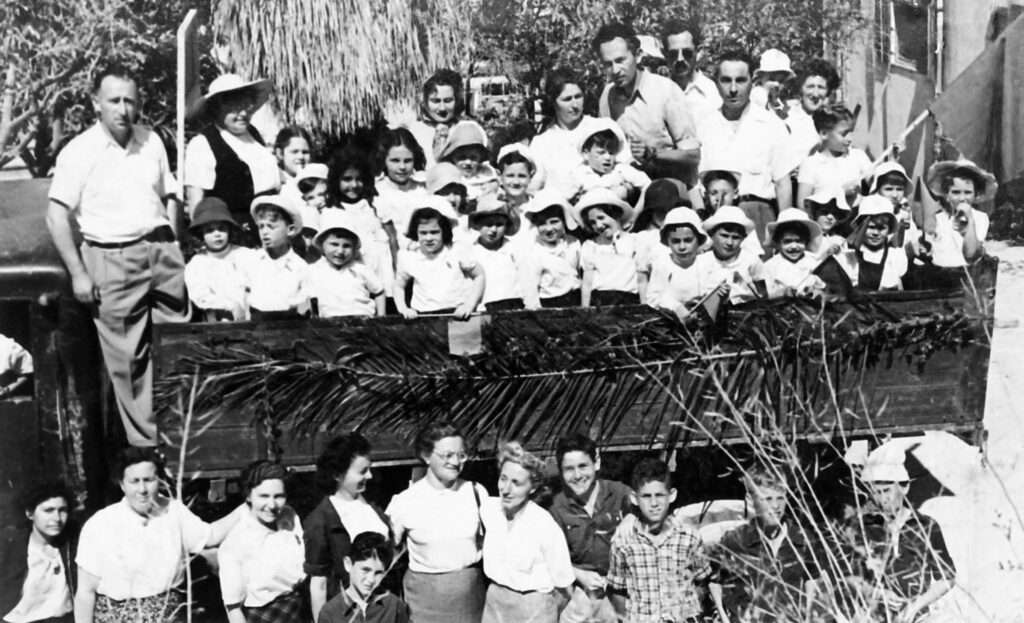 חגיגות חג הביכורים בגבעתיים - 1953 , אוסף דן חמיצר