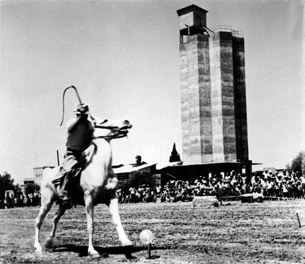 תחרות רכיבה על סוסים בחג שבועות בכפר יחזקאל 1960. אוסף ארכיון כפר יחזקאל