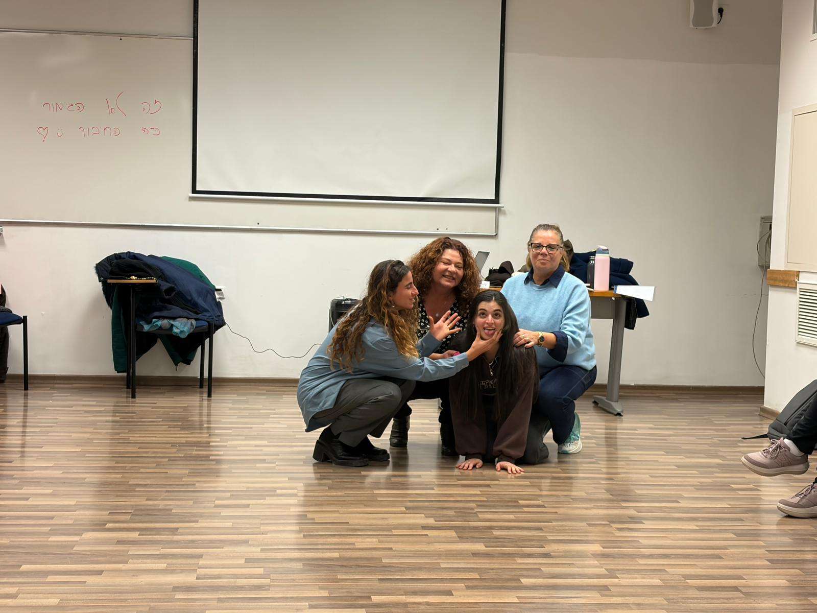 גמלאי מילב וסטודנטים מהמחלקה ללימודי תיאטרון ופרפורמנס