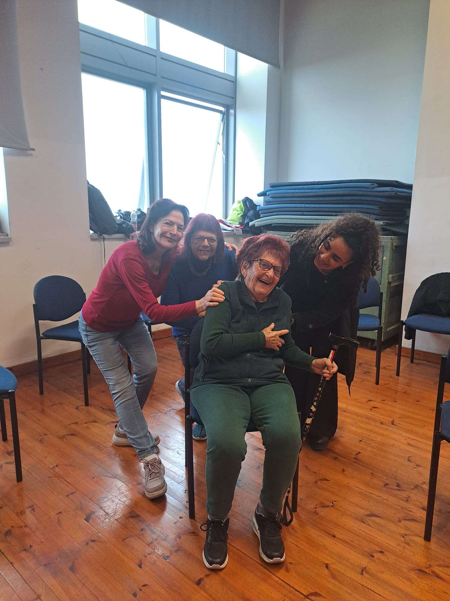 גמלאי מילב וסטודנטים מהמחלקה ללימודי תיאטרון ופרפורמנס