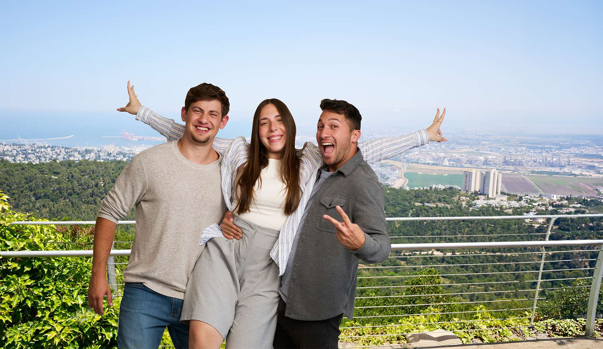סטודנטים עומדים על רקע נוף מפרץ חיפה