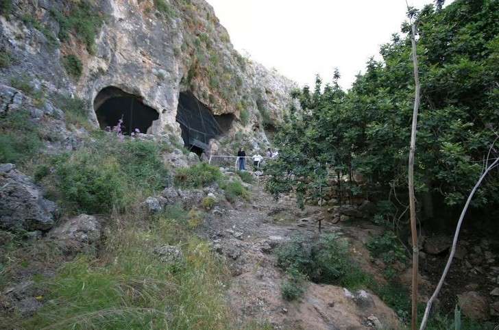 הכניסה למערת הנחל ומרכז הטרסה שלפניה. בטרסה נראים שרידים מהיישוב הנאטופי: קיר תמך ומכתשים חצובים בסלע(צילום: R. Yeshurun/Wikipedia)