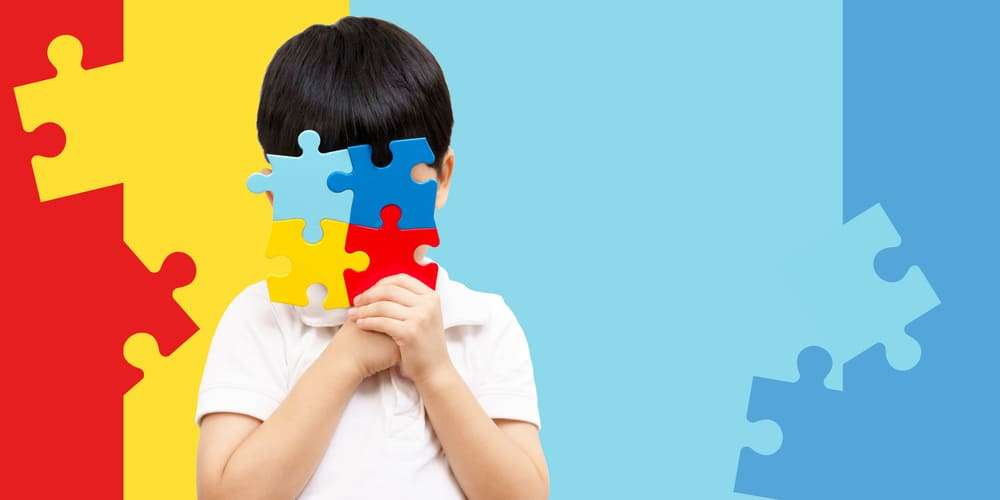 ילד מחזיק פאזל ביד