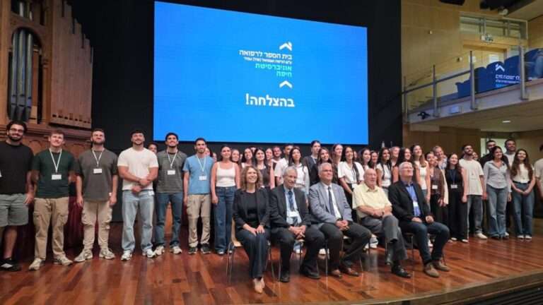 הסטודנטים של המחזור השני עם הנהלת האוניברסיטה והפקולטה (צילום: אלי דדון)