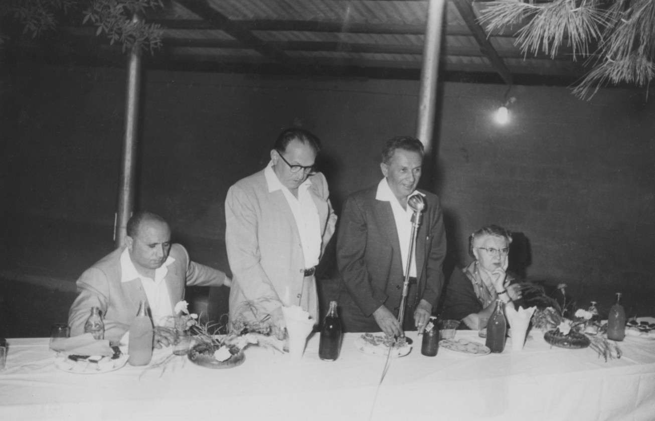 אבא חושי נואם במרכז הנוער בחיפה - 1958. מתוך: הארכיון על שם אבא חושי (חיפה)