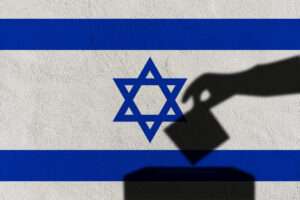 דימוי של קלפי על רקע דגל ישראל