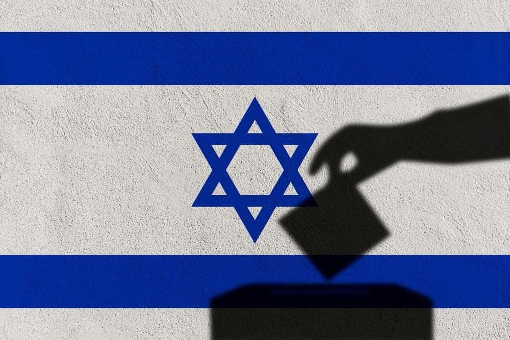 דימוי של קלפי על רקע דגל ישראל