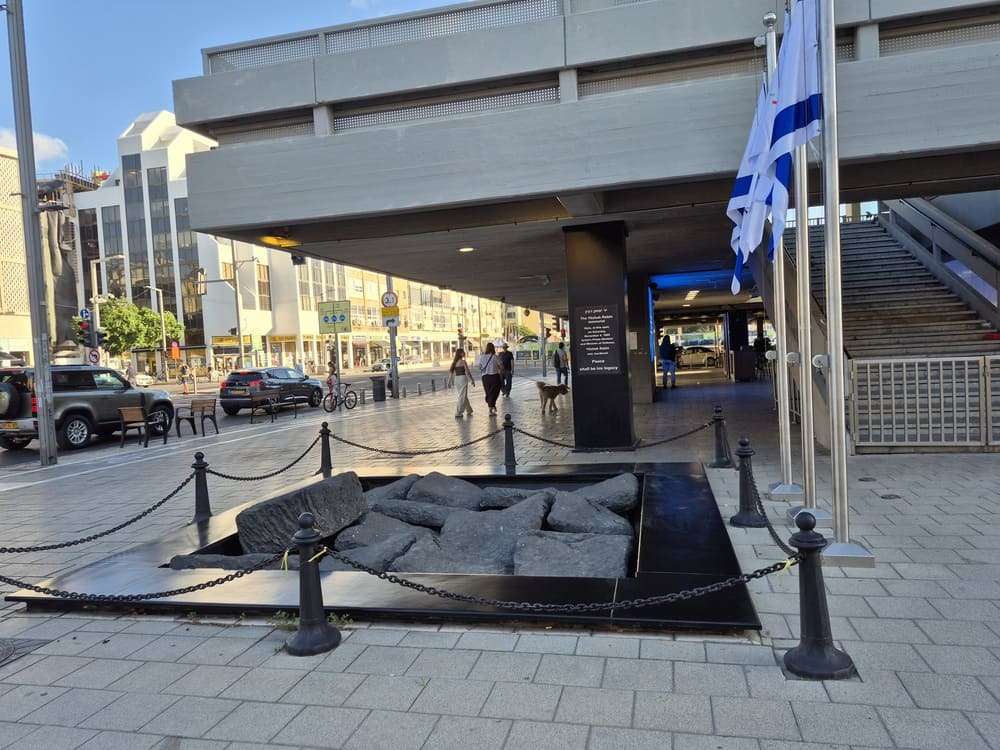 האנדרטה לזכר יצחק רבין ליד מדרגות בניין העירייה בתל אביב