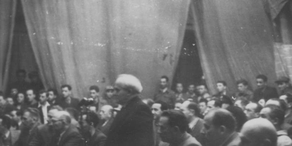 דוד בן גוריון נואם באספת בחירות לצידו משה שרת ואבא חושי 1960 מתוך: הארכיון על שם אבא חושי (חיפה)