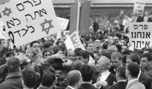 שמעון פרס בעצרת בחירות בתל-אביב צלם אלכס ליבק 1990 (מתוך אוסף אלכס ליבק)